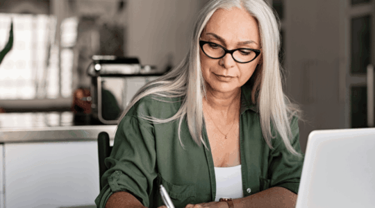 lady-writing-laptop
